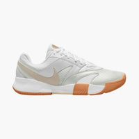 Charger l'image dans la visionneuse de galerie, M HC NIKECOURT LITE 4 (WHITE/LT OREWOOD BRN-SUMMIT WHITE-LINEN)
